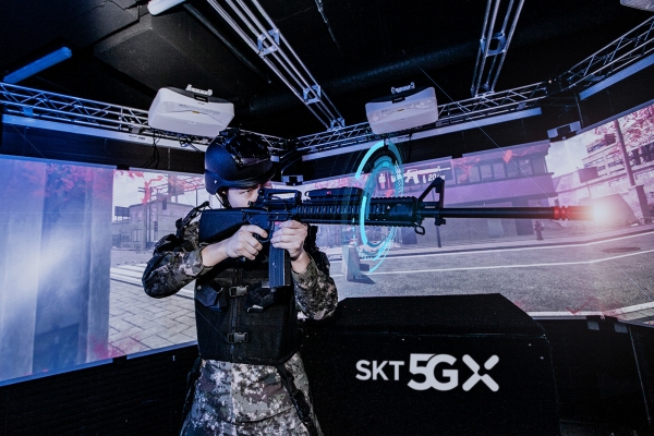 육사 생도가 VR 기반 정밀사격훈련 시뮬레이터로 전시 상황 사격훈련을 받고 있다.[사진출처=SK텔레콤]