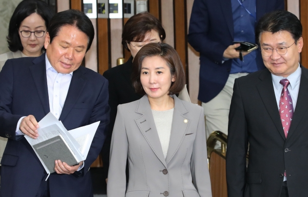 나경원 자유한국당 원내대표(가운데)가 21일 오전 국회에서 열린 원내대책회의에 참석하고 있다.