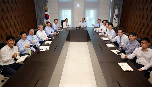 ‘플라스틱 프리 챌린지’에 동참하는 호반그룹 김상열 회장과 임원들 (사진: 호반그룹)