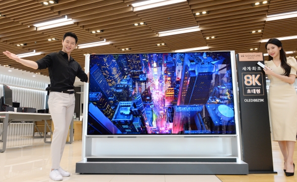 서울 강남구 도산대로에 위치한 LG베스트샵 강남본점 매장에서 모델들이 LG전자의 세계최초 88인치 8K 올레드 TV 'LG 시그니처 올레드 TV'를 소개하고 있다. [사진=LG전자 제공]