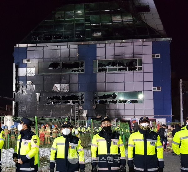 지난 2017년 12월 21일 불이 나 29명이 숨진 충북 제천시 소재 복합스포츠센터 건물. [사진=윤여진 기자]