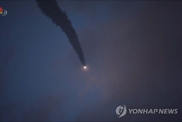 북한이 지난 1일 공개한 7월31일의 '신형 대구경조종방사포 시험사격' 사진 [사진=연합뉴스]