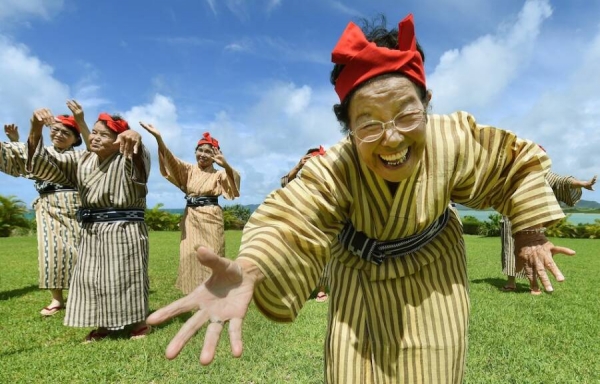 세계적 장수촌으로 알려진 일본 오키나와의 할머니들이 공연을 하고 있다. [사진=ATI]