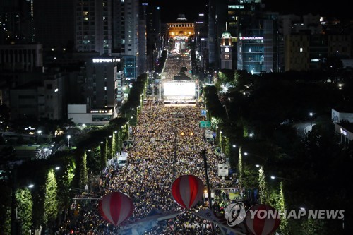5일 오후 서울 서초역 사거리 일대에서 열린 제8차 검찰 개혁 촛불 문화제에서 참가자들이 구호를 외치고 있다. [연합뉴스]