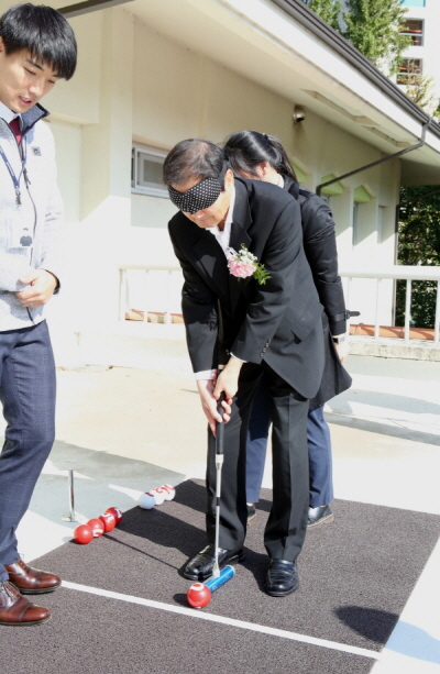 박찬구 금호석유화학그룹 회장이 시각장애인용 게이트볼 체험에 참여하고 있다. [사진=금호석유화학]