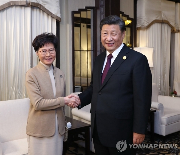진핑 중국 국가주석(오른쪽)이 지난 4일 상하이에서 캐리 람 홍콩 행정장관을 만나고 있다.(사진=연합뉴스)
