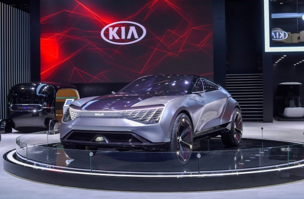 '제2회 중국 국제 수입박람회'에 전시된 기아차의 전기차 기반 SUV 쿠페 콘셉트 '퓨처론(Futuron)'