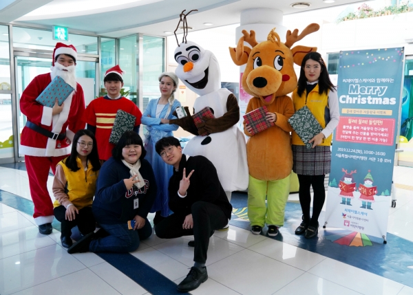서울시어린이병원에 내원한 어린이들이 씨제이헬스케어의 크리스마스 행사에 참가하고 있다. [사진=씨제일헬스케어]
