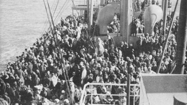 애초에는 화물을 싣기로 했던 배 위에 피난민들이 가득하다