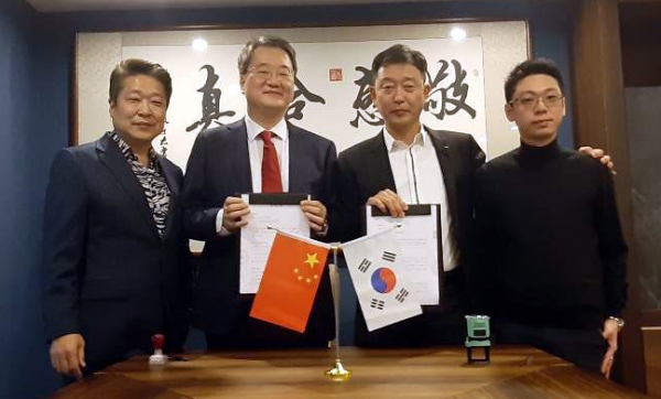 (From left) Kim Dong-yun, Vice President of Anifan, Lee Gyeong-chan, CEO of Anifan, Lee Seung-jae, President of Chongqing Taewonbo Science and Technology Co. Ltd., and Chang Wi-myeong, Executive of Chongqing Taewonbo Science and Technology Co. Ltd. were having a photo session after signing an investment agreement on December 6th at Chongqing Taewonbo Science and Technology Co. Ltd. located in Chongqing, China. [Courtesy of Anifan]