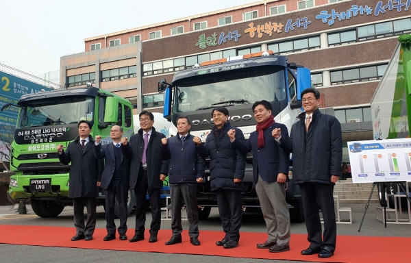 한국가스공사가 26일 친환경 LNG를 연료로 사용하는 청소차와 콘크리트 믹서트럭을 인천시에 인도했다. [사진=한국가스공사]