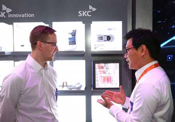 SKC 구성원이 7일 개막한 'CES 2020'의 SK그룹 공동부스에서 방문객에게 SKC 제품 축소모형을 설명하고 있다 [사진=SKC]