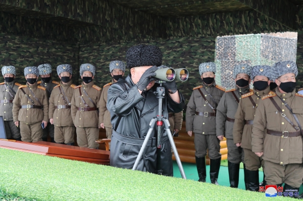 김정은 북한 국무위원장이 군 합동타격훈련을 지켜보고 있는 모습. 조선중앙통신이 28일 보도했다 [사진=연합뉴스]