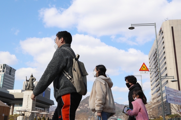대한의사협회가 코로나19 예방과 확산 방지를 위해 국민들에게 3월 첫주 '사회적 거리두기'를 제안했다. 사진은 마스크를 쓴 시민들이 서울 광화문 광장을 지나가고 있는 모습 [사진=연합뉴스]
