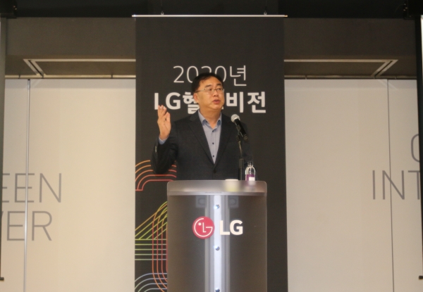 지난 1월 2일 신년사를 하고 있는 LG헬로비전 송구영 대표. [사진=LG헬로비전]