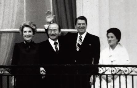 전두환 대통령이 1981년 2월 백악관을 방문, 레이건 대통령 내외와 발코니에서 시민들의 환호에 답하고 있다. [AP=연합뉴스]