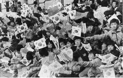 1983년 11월 성조기와 태극기를 흔들며 미국 레이건 대통령의 방한을 환영하는 어린이들 [연합뉴스]