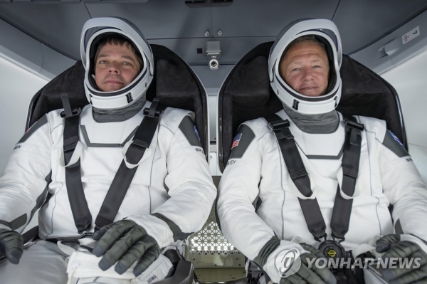 나사 우주비행사 로버트 벤켄(왼쪽)과 더글러스 헐리(오른쪽) [사진=연합뉴스]