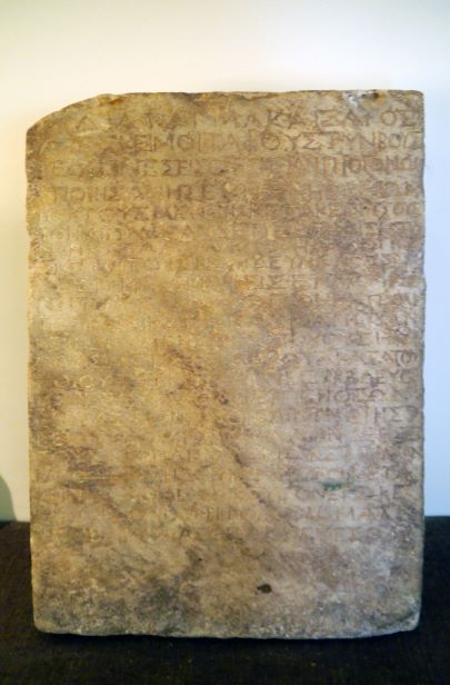 1세기에 선포된 황제의 포고문을 담고 있는 ‘나사렛 비문’은 무덤에서 시신을 훔치는 자는 누구든지 사형에 처한다는 내용을 담고 있다. (사진 출처 : Poulpy / Wikimedia Commons / CC-BY-SA-3.0)