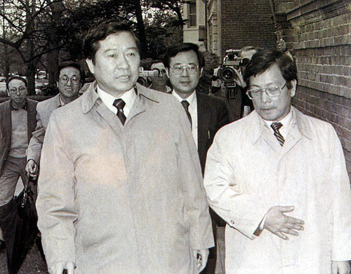 1985년 1월 귀국을 결심한 김대중(왼쪽)은 대통령 전두환에게 등기우편을 보낸 데 이어 워싱턴의 주미 한국대사관을 방문해 유병현 대사에게 귀국 의사를 밝혔다. 정동채(가운데) 비서실장 등이 수행하고 있다. 사진 김대중평화센터 제공