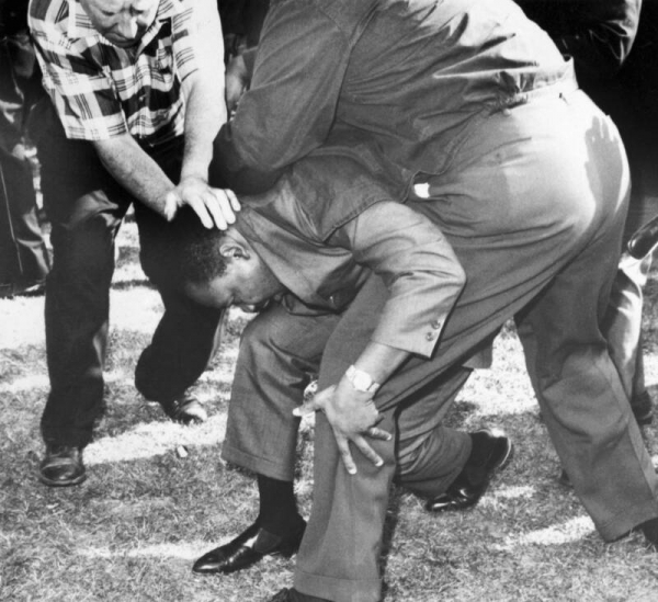 시위대가 1966년 시카고 행진 도중 마르틴 루터 킹 주니어 목사를 공격하는 모습(사진=Bettmann/Contributor)