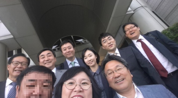국가정보원 직원 감금 혐의로 재판에 넘겨졌다가 무죄를 선고받은 김현 전 의원이 과거 본인 트위터 계정에 공개한 사진. 뒷줄 왼쪽부터 시계방향으로 문병호