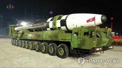 북한이 10일 당창건 75주년 열병식에서 신형 ICBM을 공개했다. 조선중앙TV가 보도한 화면을 보면 신형 ICBM은 길이와 직경이 종전보다 길어진 모습이다 [사진=연합뉴스]
