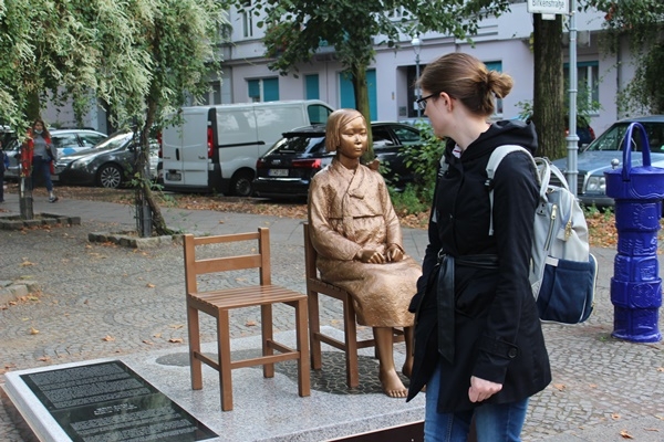 지난 25일(현지시간) 독일 수도 베를린에 설치된 '평화의 소녀상'을 지나가던 시민이 바라보고 있다. [사진제공=연합뉴스]