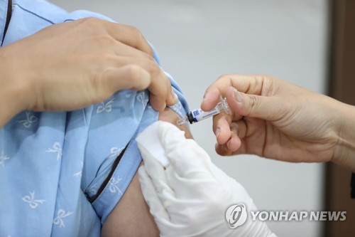 고령층 대상 인플루엔자 백신 무료접종사업 시작 [사진=연합뉴스]