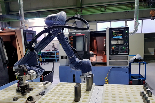 ㈜두산이 협력사 스마트공장 구축을 위해 도입한 협동로봇이 생산현장에서 작업을 수행하고 있다.[사진=(주) 두산 제공]