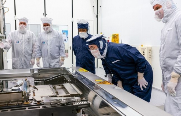 이재용 삼성전자 부회장(오른쪽에서 두번째)이 지난 10월 네덜란드 에인트호번에 위치한 ASML 본사를 찾아 극자외선(EUV) 장비를 살펴보고 있다. ⓒ삼성전자