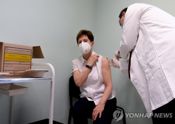 26일(현지시간) 헝가리 부다페스트의 한 병원에서 화이자 백신 접종을 하는 모습 [사진=연합뉴스]