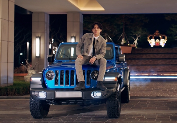 지프(Jeep®)가 브랜드 홍보대사 비(RAIN)의 신곡 ‘나로 바꾸자(duet with JYP)’의 올 뉴 지프 글래디에이터를 협찬 차량으로 제공했다.[사진=FCA코리아 제공]