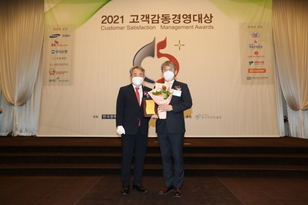 볼보그룹코리아가 지난 22일 한국지속경영평가원이 주관하고 한국언론인협회가 후원하는 ‘2021 고객감동경영대상’ 시상식에서 제조부문 대상을 수상했다.[사진=볼보그룹 제공]