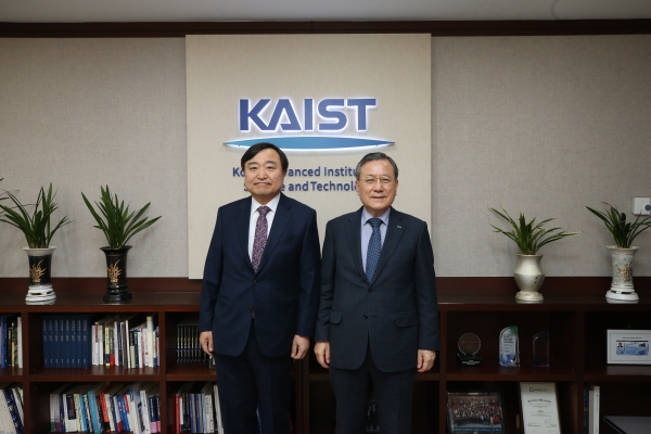 (왼쪽부터)KAI 안현호 사장과 KAIST 신성철 총장[사진=KAI 제공]