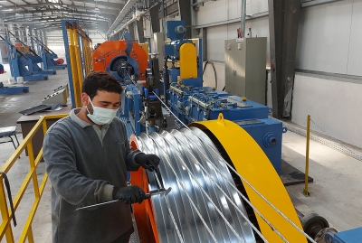 LS전선의 이집트 공장(LSMC)에서 직원이 케이블을 생산하고 있는 모습. [사진=LS그룹 제공]