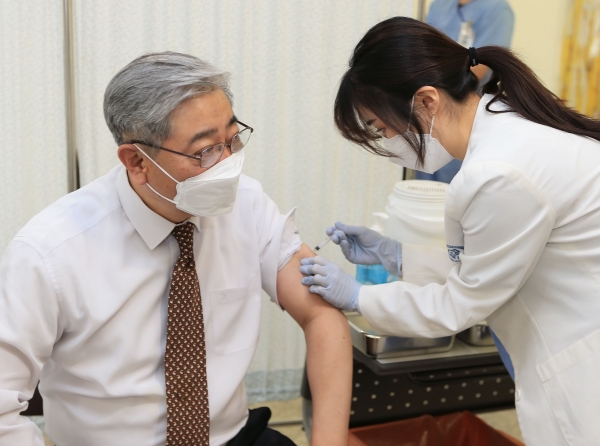 윤동섭 세브란스병원 의료원장이 8일 아스트라제네카(AZ) 백신을 접종받고 있다.