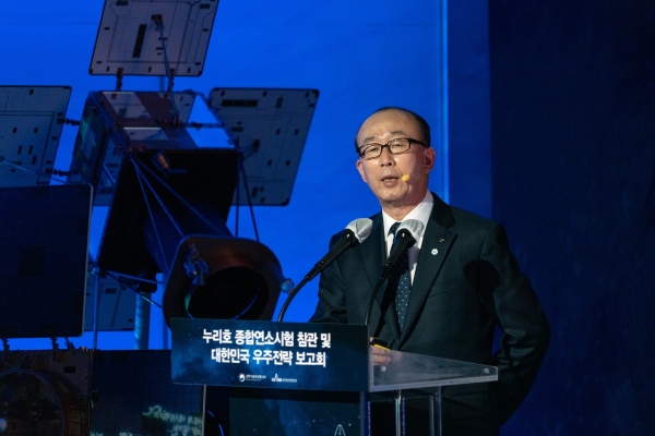 김지찬 LIG넥스원 대표가 25일 전남 고흥 나로우주센터에서 열린 '대한민국 우주전략 보고회'에서 '한국형 위성항법시스템'에 대한 발표를 진행하고 있다[출처=LIG넥스원]