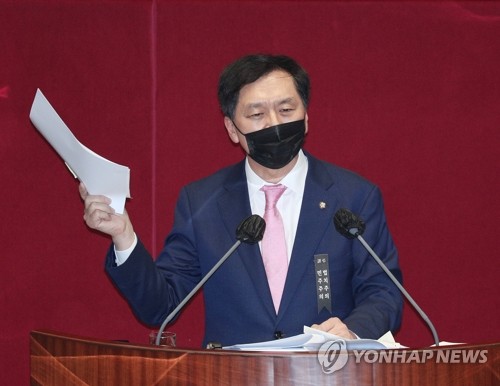 국민의힘 김기현 의원이 9일 오후 국회 본회의에서 고위공직자범죄수사처 설치 및 운영에 관한 법률 일부개정법률안(대안)에 대해 무제한 토론을 하고 있다. [출처=연합뉴스]