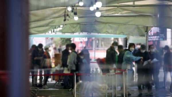 18일 오전 서울역 광장에 마련된 중구 임시선별검사소에서 시민들이 신종 코로나바이러스 감염증(코로나19) 검사를 받기 위해 기다리고 있다. [출처=연합뉴스]