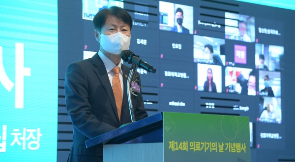 식품의약품안전처는 지난 28일 제14회 의료기기의 날을 맞아 ‘현재를 넘어 100년을 준비하는 안전한 의료기기’를 주제로 서울 코엑스에서 기념식을 진행했다.