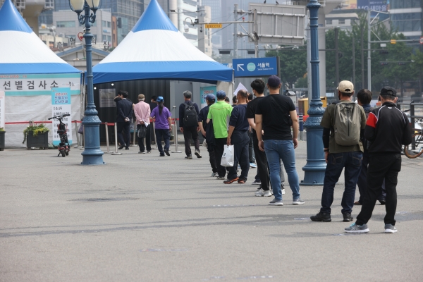 6일 오전 서울역 광장에 마련된 임시선별검사소에서 시민들이 줄을 서 있다. [사진출처=연합뉴스]