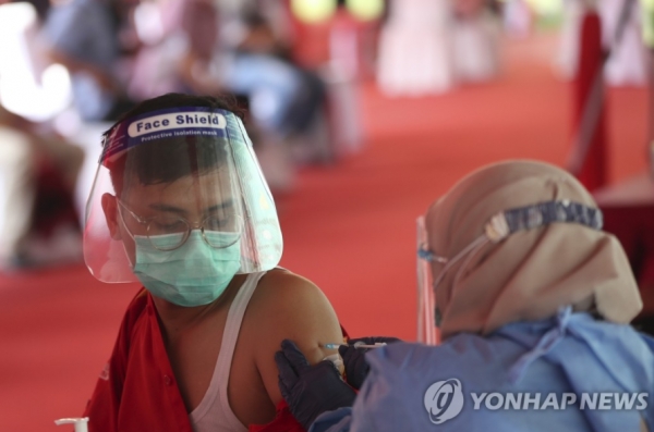 중국산 코로나19 백신 접종받는 인도네시아 남성 [출처=연합뉴스]