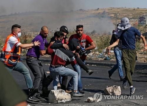 이스라엘군과 충돌하는 팔레스타인 시위대. [출처=연합뉴스]