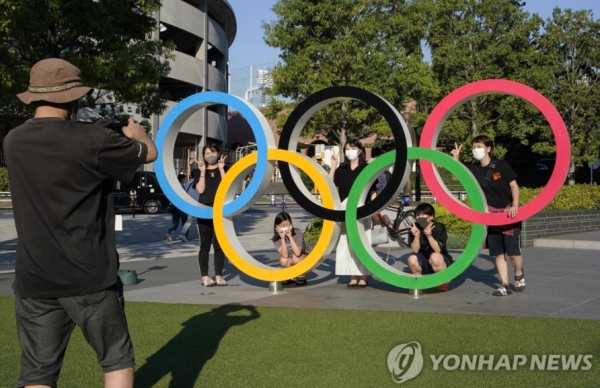 도쿄올림픽 오륜 조형물 앞에서 사진 찍는 일본 국민들 [출처=연합뉴스]