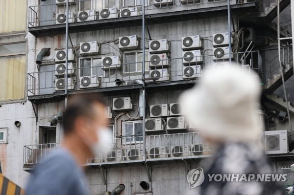 서울 중구의 한 건물에 에어컨 실외기가 빼곡히 설치돼 있는 모습. [출처=연합뉴스]