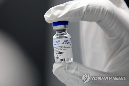지난 16일 강원 춘천시 거두농공단지 내 러시아산 신종 코로나바이러스 감염증(코로나19) 백신 '스푸트니크 V' 생산 공장인 한국코러스에서 직원이 백신을 들어보이고 있다.