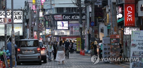 델타형 변이 바이러스 확산으로 수도권에 대한 '새로운 거리두기' 시행이 1주일간 연기된 가운데 지난 1일 저녁 서울 마포구 홍대 인근 거리. [출처=연합뉴스]<br>