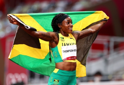 2020 도쿄 올림픽 육상 여자 200m에서 금메달을 따고 자메이카 국기를 들고 기뻐하고 있는 톰슨-헤라. [로이터=연합뉴스]