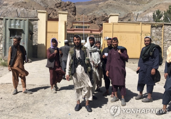 '아프간 저항군 최후 거점 장악' 기념사진 찍는 탈레반 [출처=연합]
